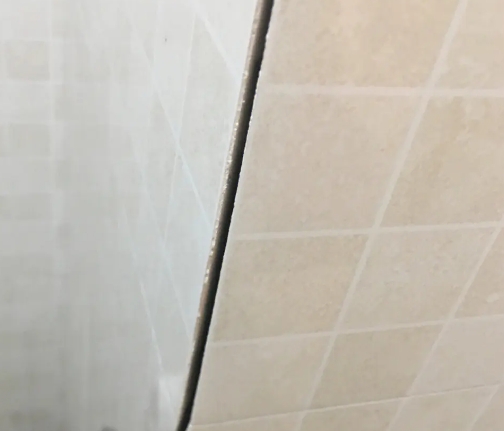 兴县瓷砖空鼓维修公司分享阳台瓷砖脱落的修复过程可以分为以下几个步骤