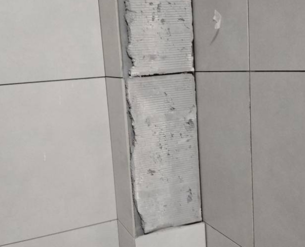 兴县瓷砖空鼓维修公司分享下瓷砖施工前基层浇水润湿程度不足，可能导致以下问题