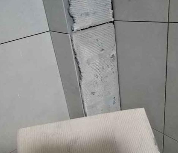 兴县瓷砖空鼓维修公司分享下厨房瓷砖脱落的补救措施。